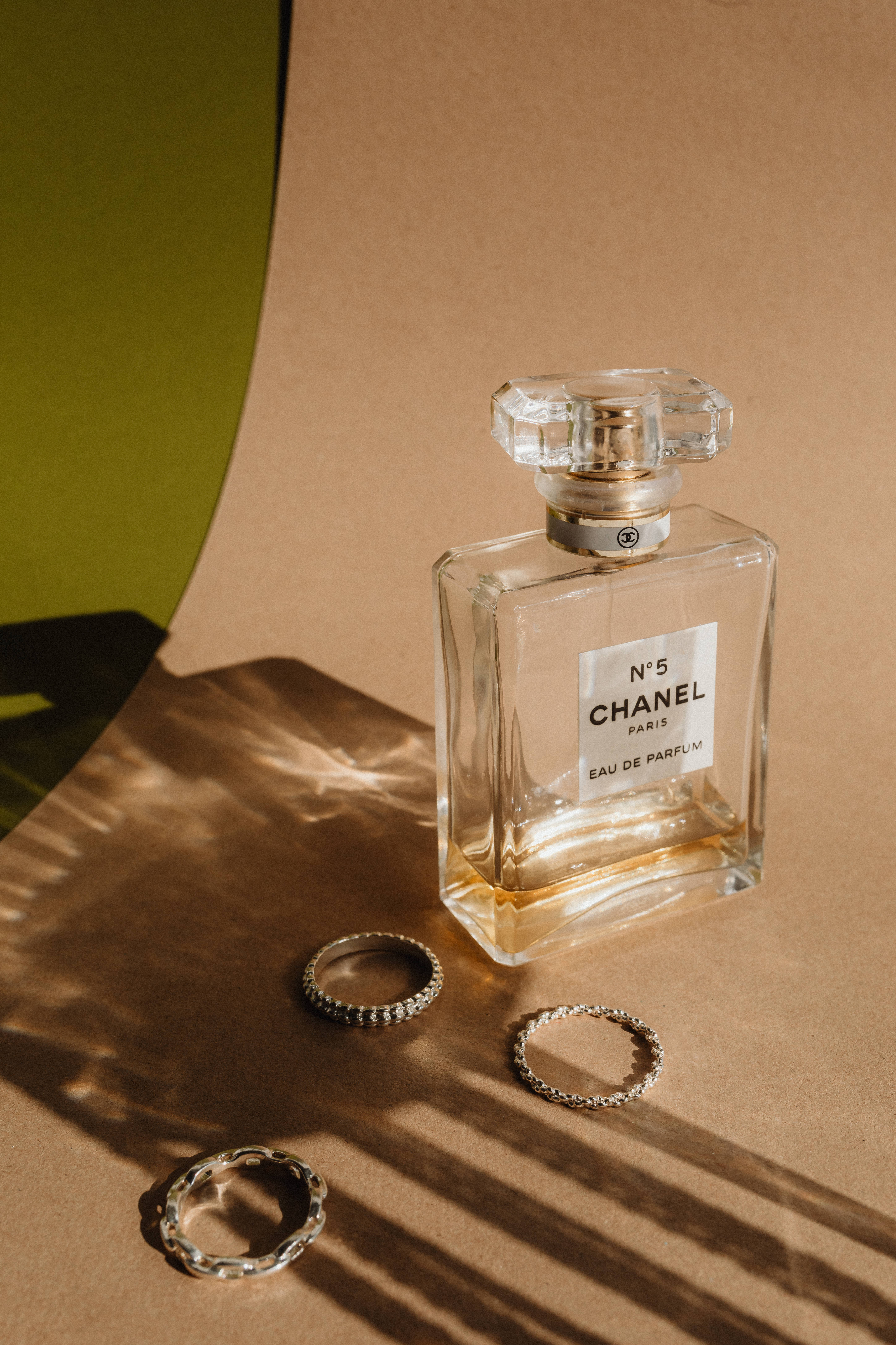 perfume y anillos